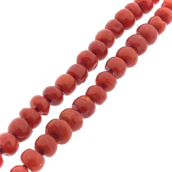 Antieke bloedkoralen kralen collier met gouden sier slot | 43,5 cm