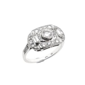 14 karaat witgouden ring in art-deco stijl gezet met totaal 0,65 ct. diamanten