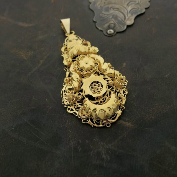 Antiek gouden hanger van een mutsenbel