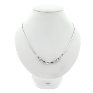 14 karaat witgouden ketting met vaste hanger, gezet met saffier en totaal 0,14 ct. diamanten