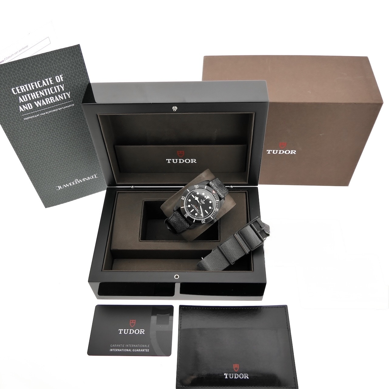 https://www.juweelwinkel.nl/wp-content/uploads/2025/05/Tudor-Black-Bay-Dark-79230DK-Full-set-2022-13.jpg