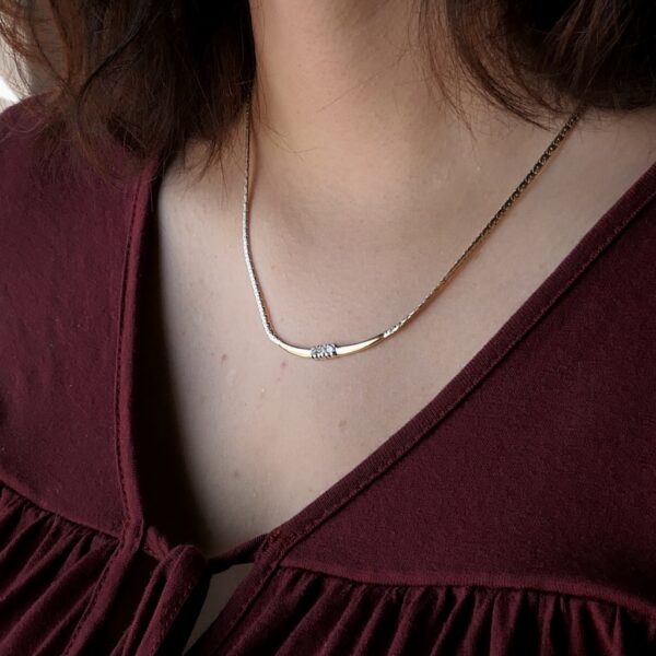 Gouden collier met vaste hanger en diamant; 0,21 ct. | 45,5 cm
