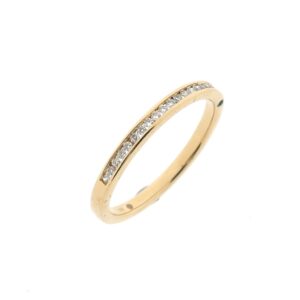 14 karaat geelgouden rijring gezet met totaal 0,10 ct. diamanten en een smaragd