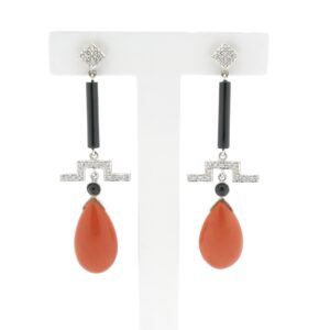 18 Krt. Witgouden oorstekers met onyx, bloedkoraal en diamant | 0,17 ct.