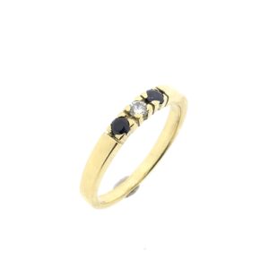 14 karaat geelgouden ring gezet met 0,07 ct. diamant en saffieren