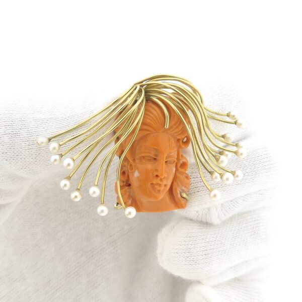 Gouden hanger met hoofd van Medusa in bloedkoraal en parels