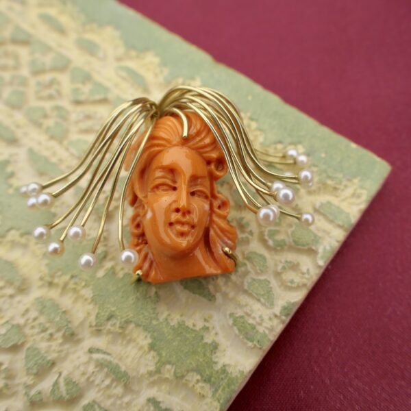 Gouden hanger met hoofd van Medusa in bloedkoraal en parels