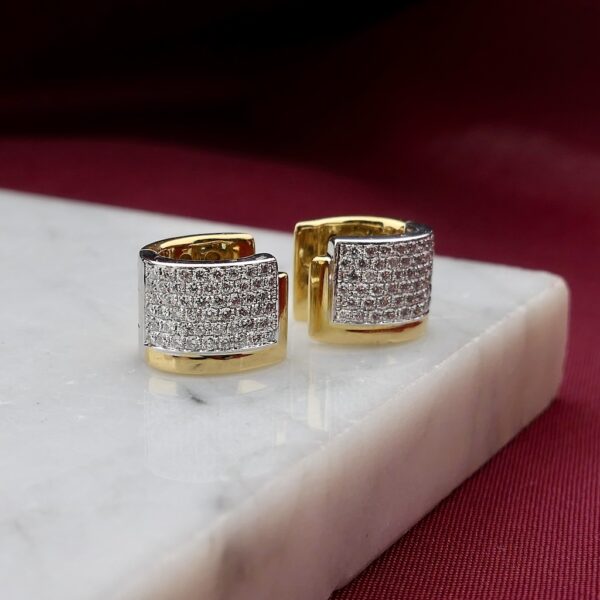 18 Krt. Bicolor gouden klapcreolen pavé gezet met diamant; ca. 0,51 ct. | Ø 10,7 mm